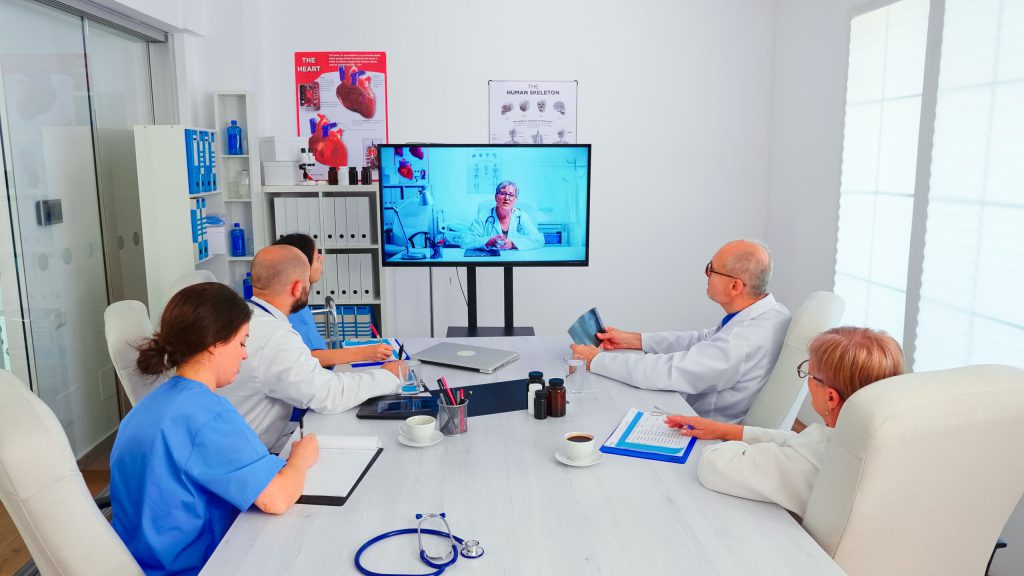 Une équipe médicale assiste à une réunion en visioconférence.