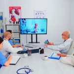 Une équipe médicale assiste à une réunion en visioconférence.
