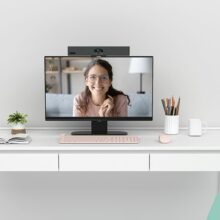 Barre de vidéo collaboration A10 de la marque YEALINK installée sur un écran individuel. Comporte une caméra, des micros et hauts parleurs tout en un.