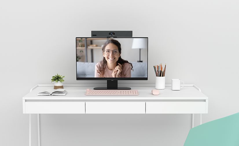 Barre de vidéo collaboration A10 de la marque YEALINK installée sur un écran individuel. Comporte une caméra, des micros et hauts parleurs tout en un.