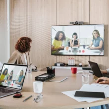Salle de réunion équipée d'un clickshare de la série CX
