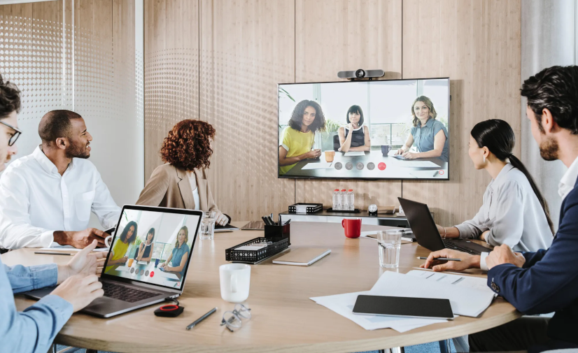 Salle de réunion équipée d'un clickshare de la série CX