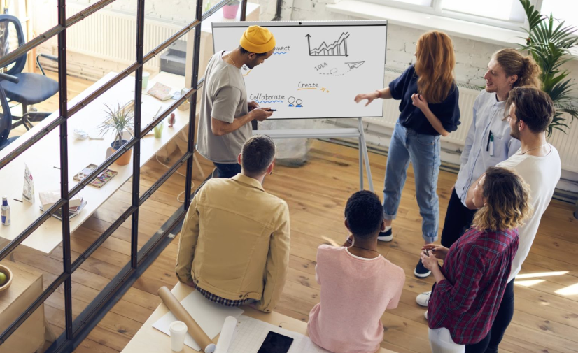 Ecran collaboratif INNEX MEETING HUB CM55 sur son chariot mobile - Cas d'usage en mode collaboratif
