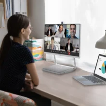 Ecran collaboratif Yealink DeskVision A24 - Ecran de 24 pouces tactile équipé d'une caméra pour un bureau individuel - Cas d'usage dans un bureau individuel en télétravail