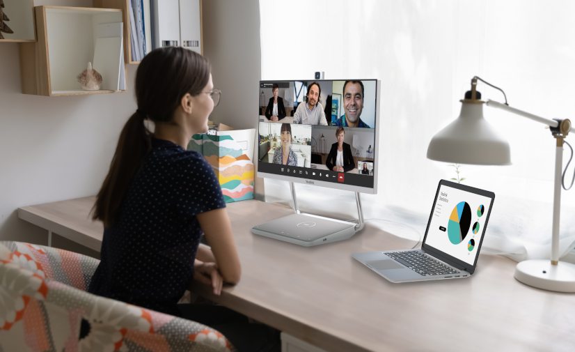 Ecran collaboratif Yealink DeskVision A24 - Ecran de 24 pouces tactile équipé d'une caméra pour un bureau individuel - Cas d'usage dans un bureau individuel en télétravail