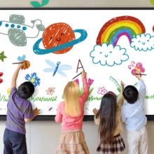 L'écran interactif SAMSUNG série WAF existe en 65, 75 et 86 pouces - 86 pouces avec des enfants