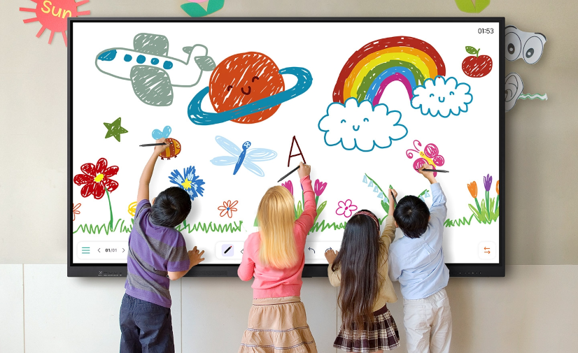 L'écran interactif SAMSUNG série WAF existe en 65, 75 et 86 pouces - 86 pouces avec des enfants