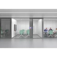Écran de réservation de salle YEALINK ROOMPANEL PLUS installé sur 3 salles de réunion