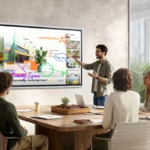 Écran interactif Samsung Flip WMFX en salle de réunion, avec annotations manuscrites sur une présentation