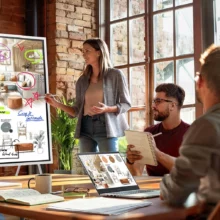 Samsung Flip WMFX en mode portrait paperboard, sur pied, pendant un atelier de travail
